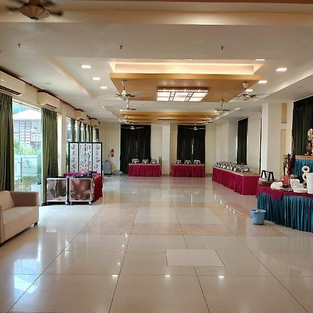 Hotel Pushpak Bhuvanesvar Kültér fotó
