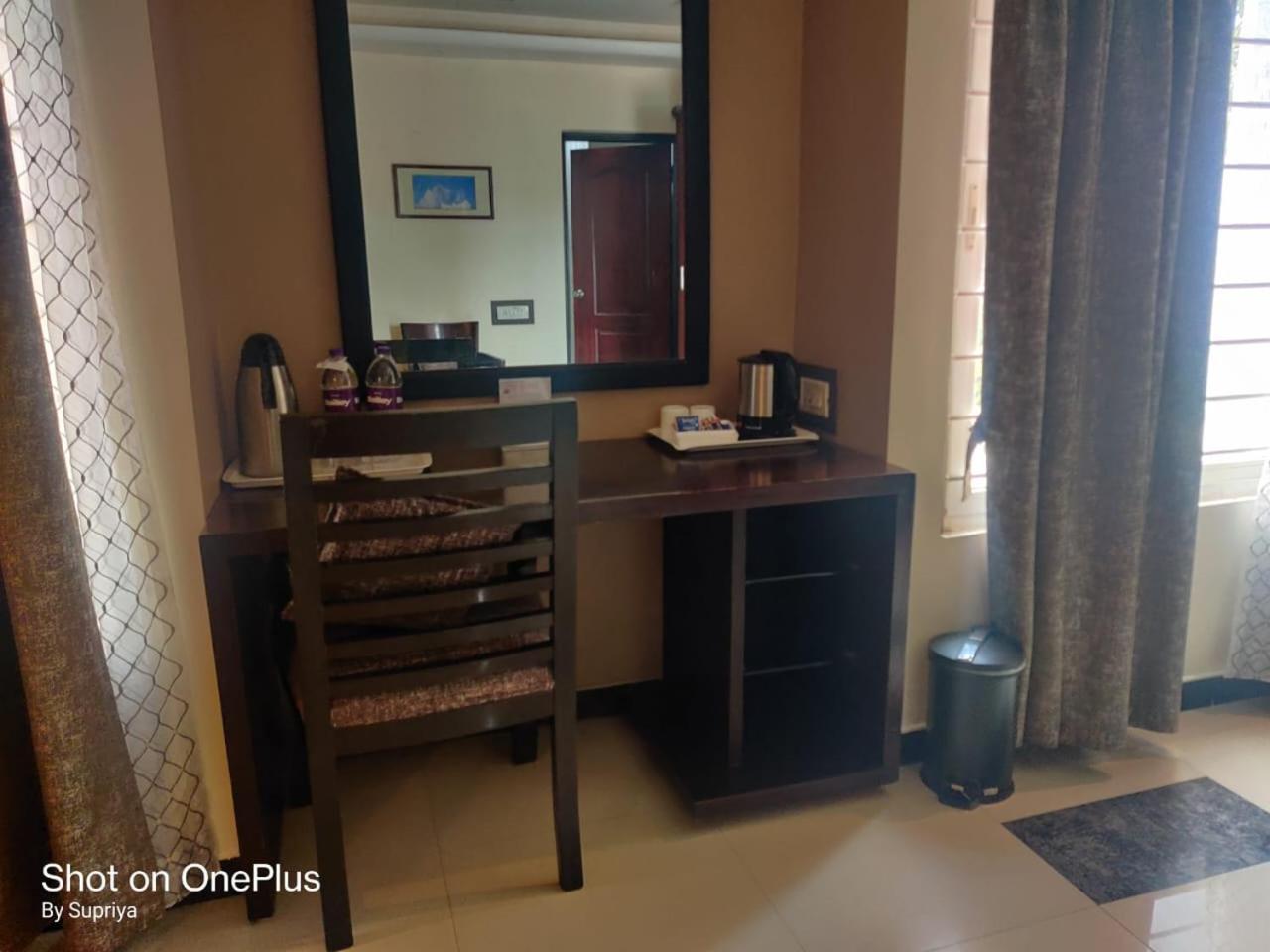 Hotel Pushpak Bhuvanesvar Kültér fotó