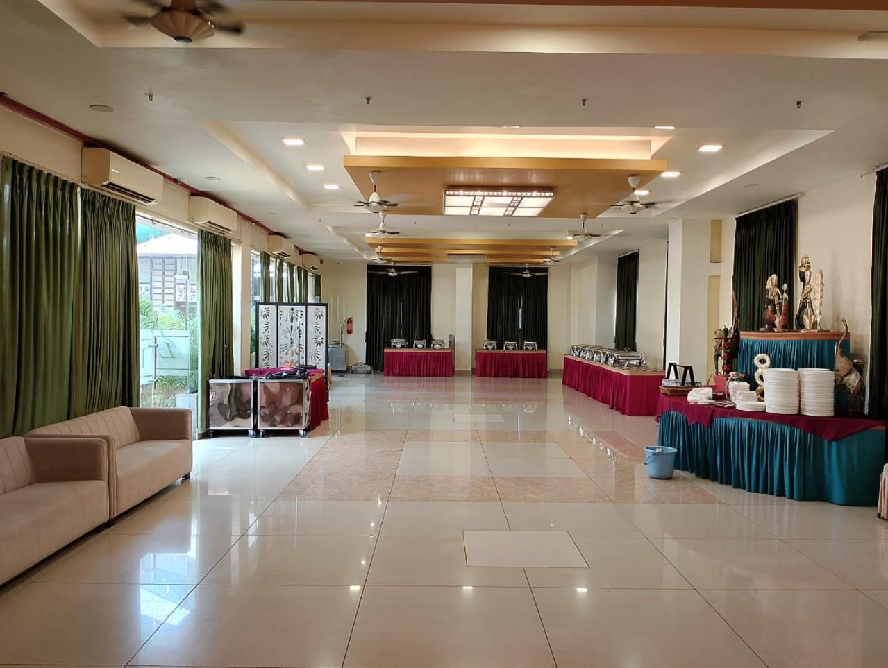 Hotel Pushpak Bhuvanesvar Kültér fotó