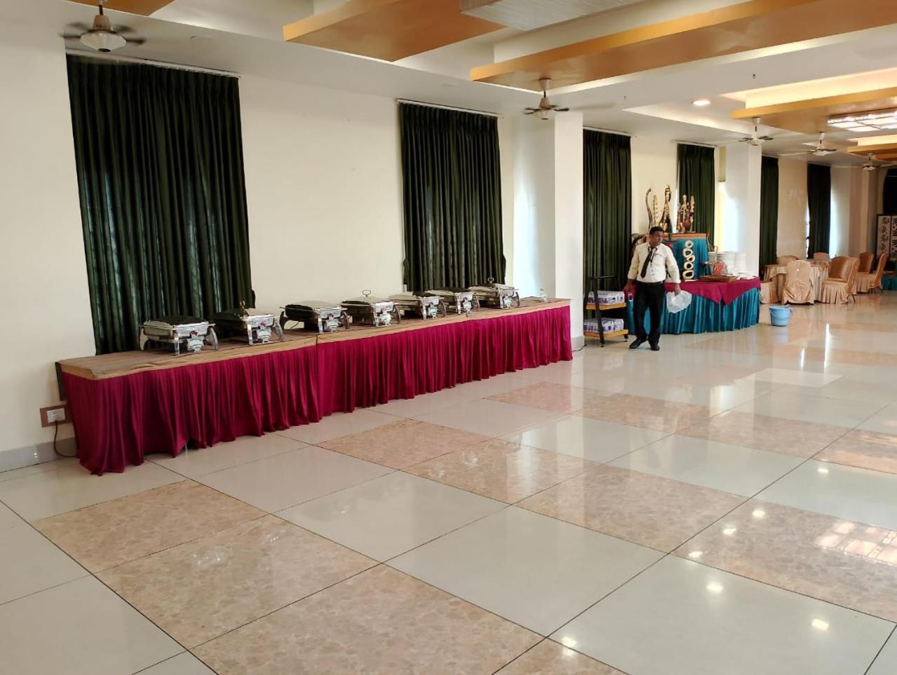 Hotel Pushpak Bhuvanesvar Kültér fotó