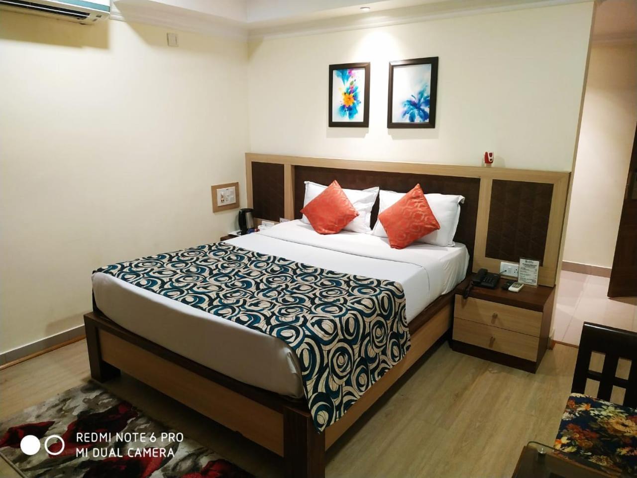 Hotel Pushpak Bhuvanesvar Kültér fotó