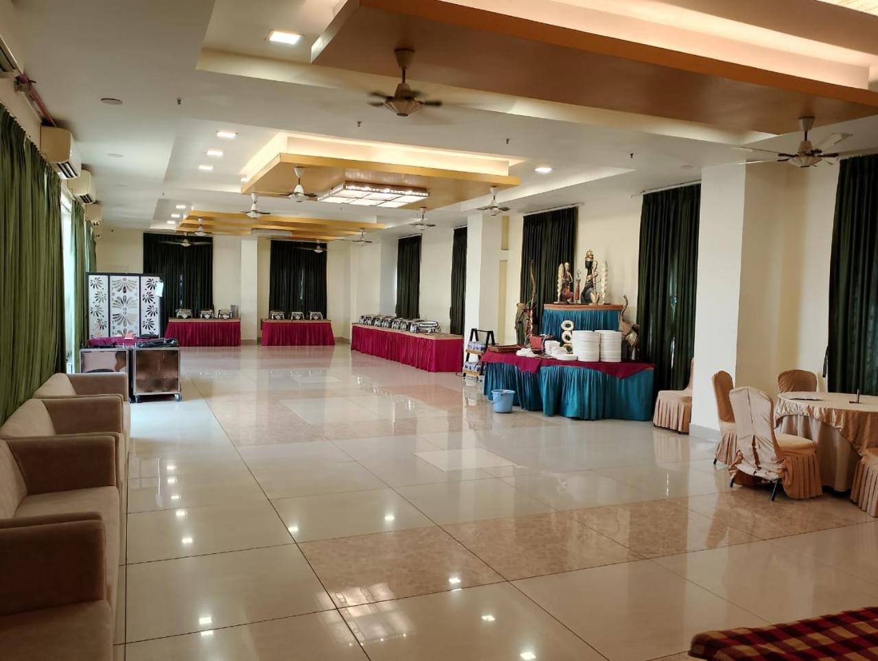 Hotel Pushpak Bhuvanesvar Kültér fotó