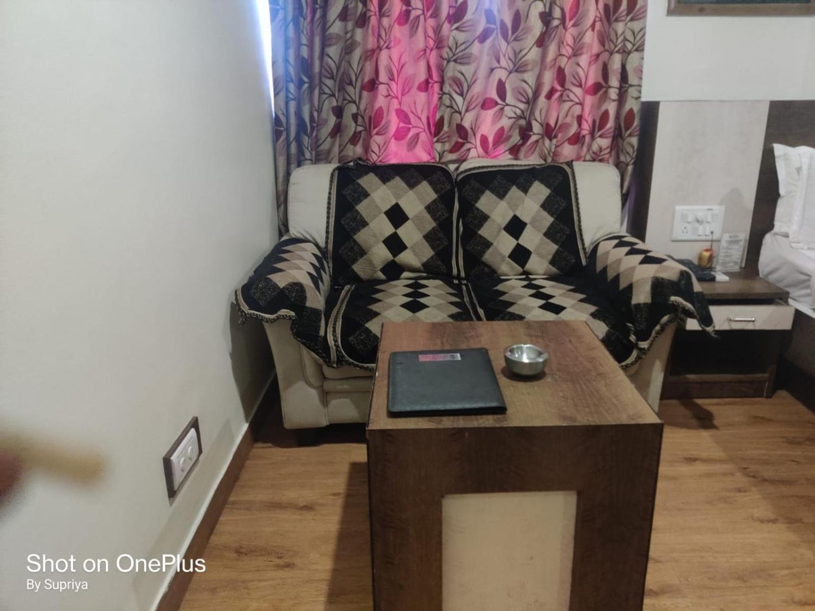 Hotel Pushpak Bhuvanesvar Kültér fotó