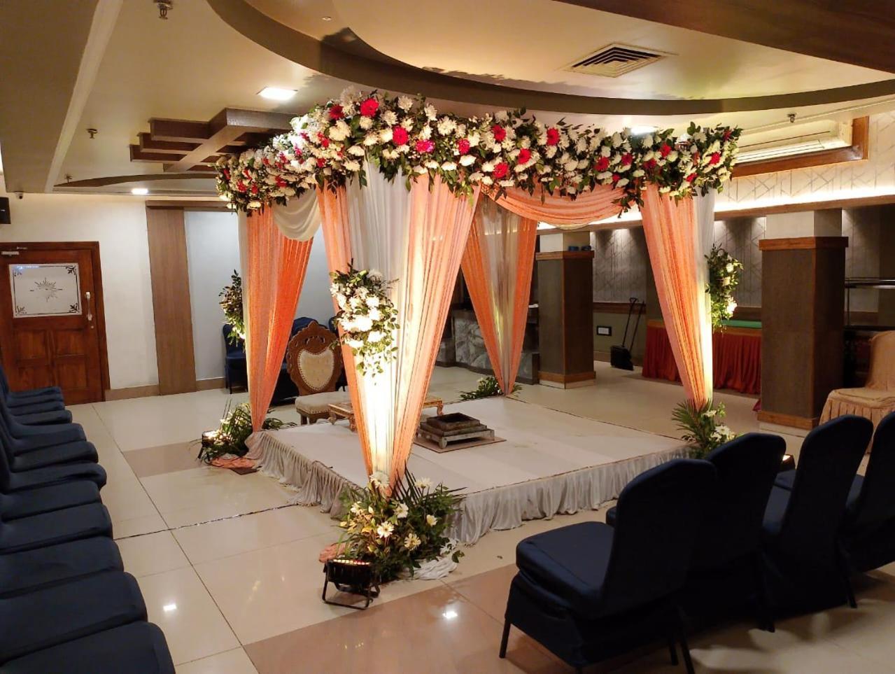 Hotel Pushpak Bhuvanesvar Kültér fotó