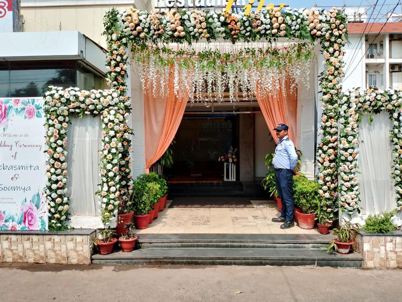 Hotel Pushpak Bhuvanesvar Kültér fotó