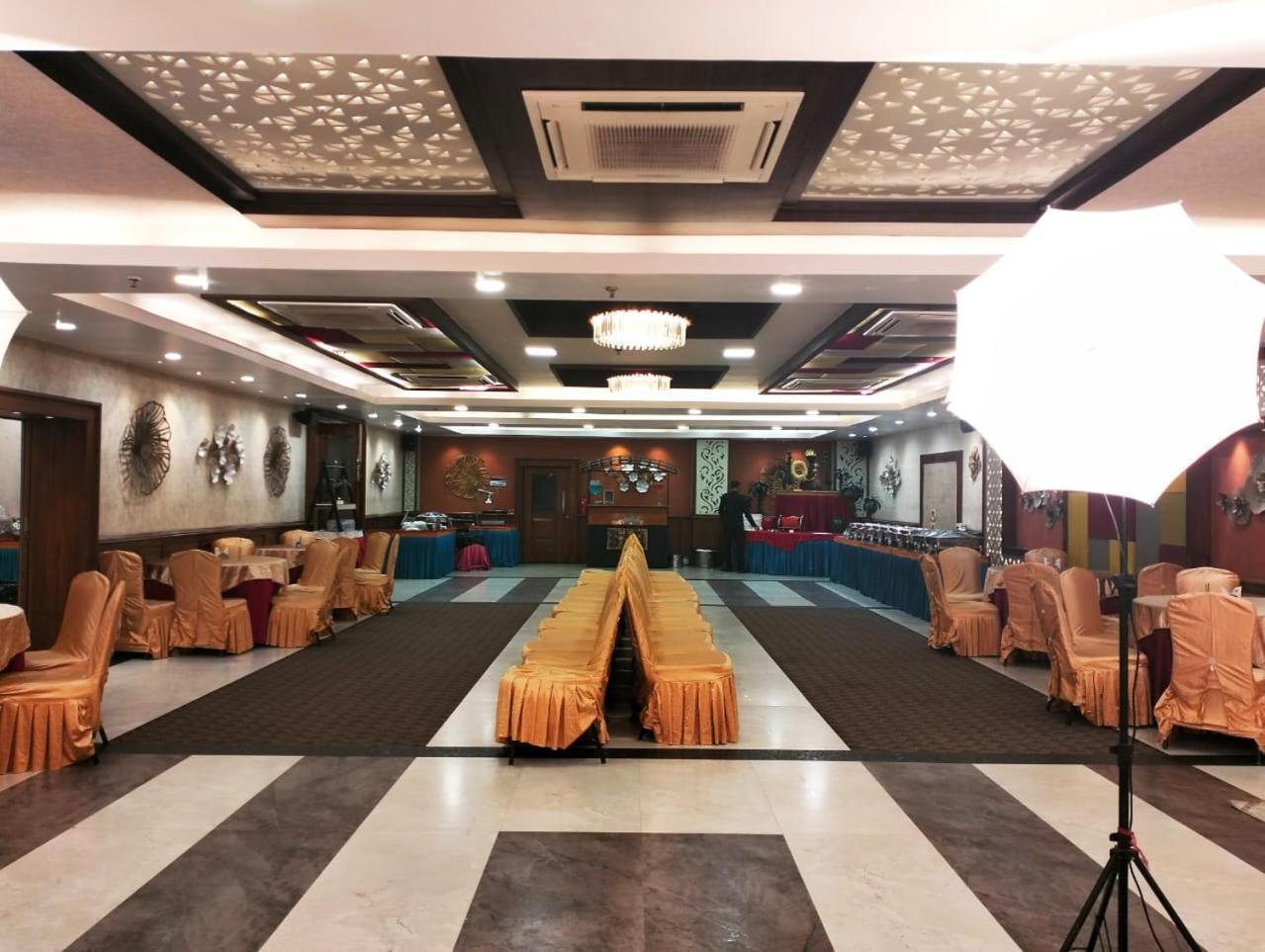 Hotel Pushpak Bhuvanesvar Kültér fotó