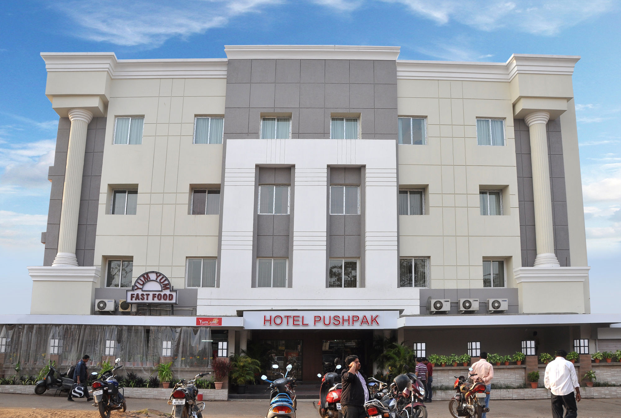 Hotel Pushpak Bhuvanesvar Kültér fotó