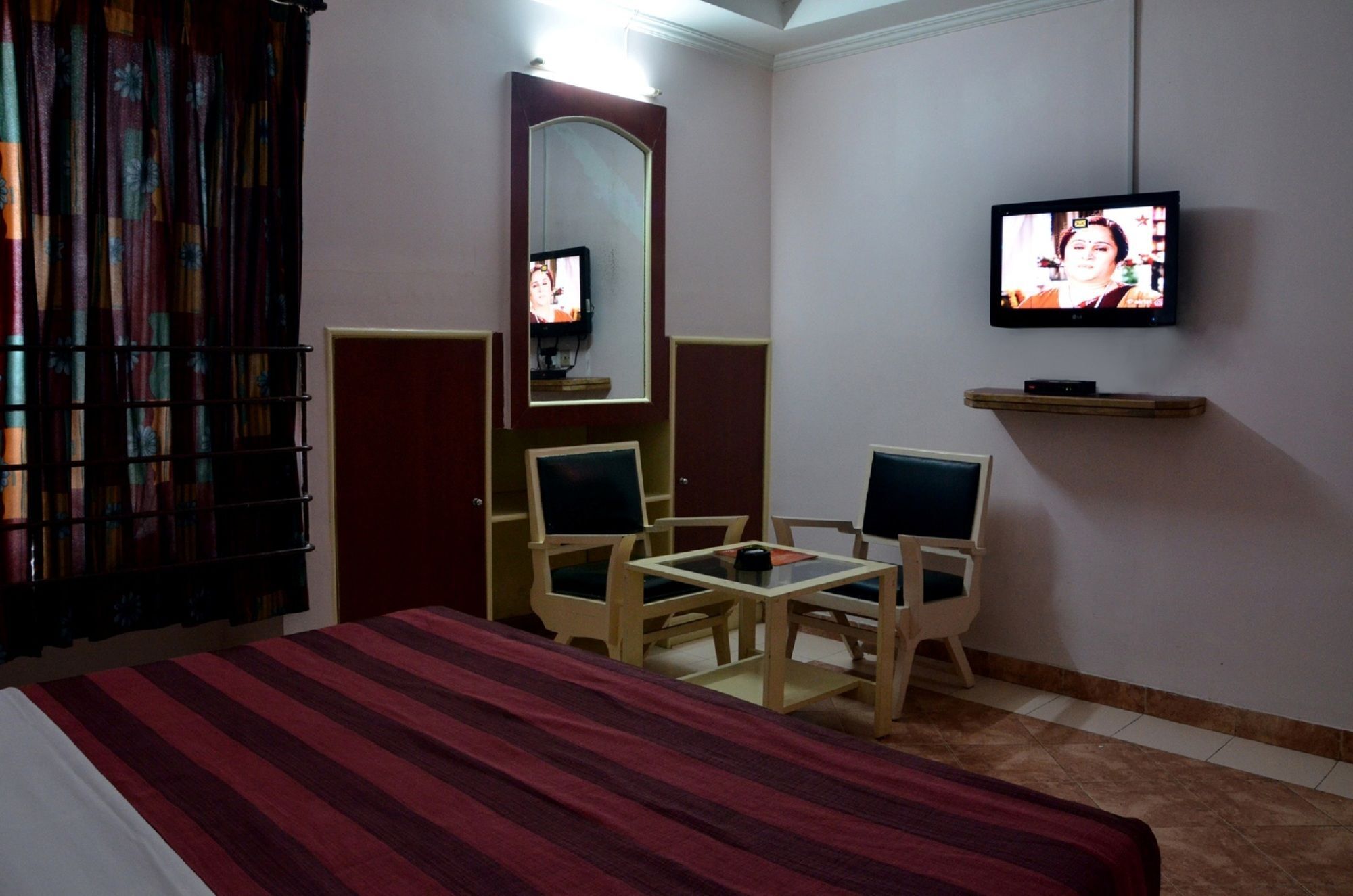 Hotel Pushpak Bhuvanesvar Kültér fotó